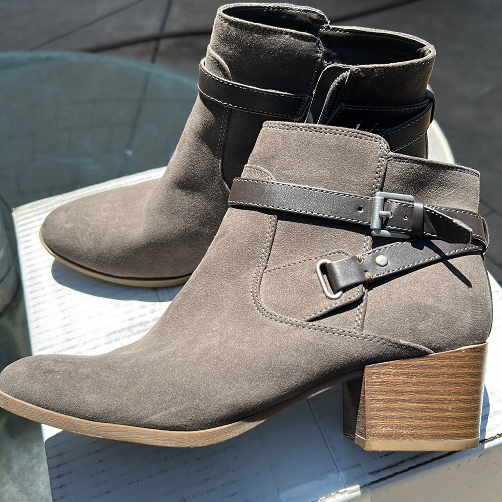 women’s low cut boots that are a size 8 and a half from the brand UNISA